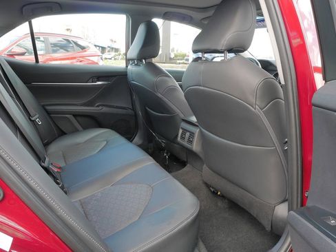 Used 2018 Toyota Camry XSE image 11