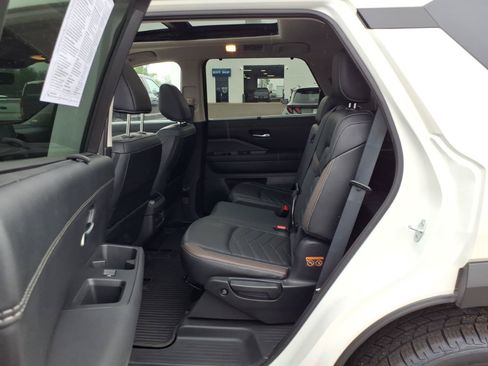 Used 2023 Nissan Pathfinder Platinum w/ Lighting Package (N93) AWD/4WD image 11