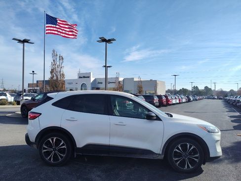 Used 2021 Ford Escape SE w/ SE Sport Appearance Package image 11