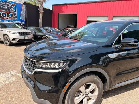 Used 2023 Kia Sorento LX FWD image 4