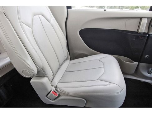 Used 2021 Chrysler Voyager Lxi image 15