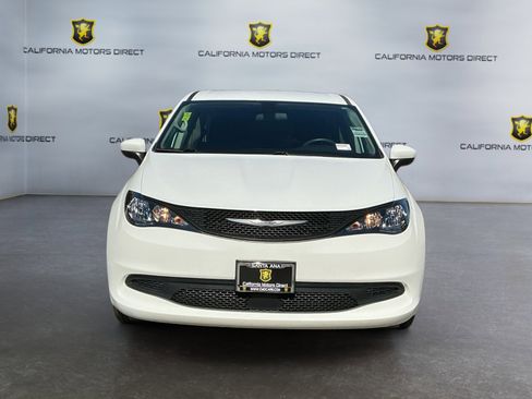 Used 2022 Chrysler Voyager LX image 2