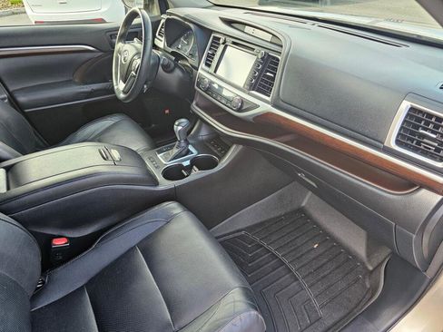 Used 2014 Toyota Highlander Limited Platinum AWD/4WD image 10