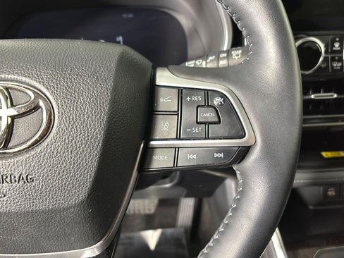 Used 2023 Toyota Highlander Limited image 29