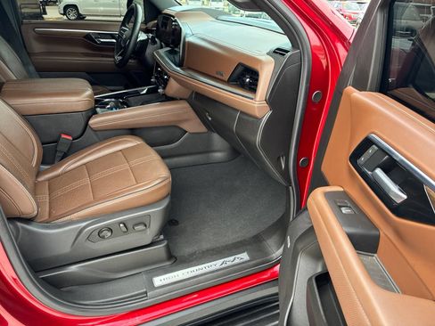 Used 2025 Chevrolet Tahoe High Country RWD image 11