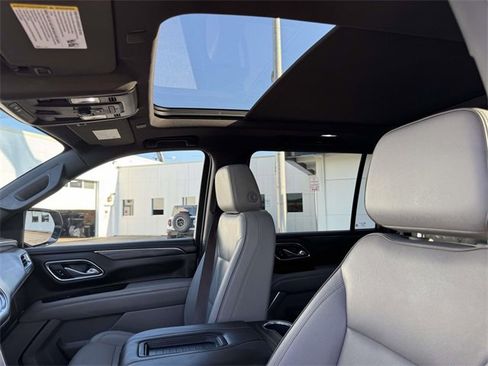 Used 2023 GMC Yukon XL SLT w/ SLT Luxury Package image 13