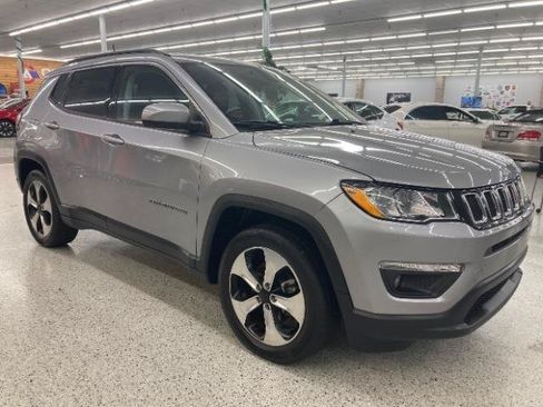 Used 2017 Jeep Compass Latitude w/ Cold Weather Group FWD image 4