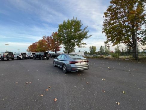 Used 2025 Volkswagen Jetta SE image 16