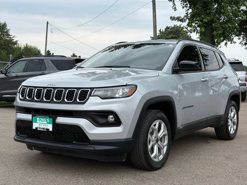 Used 2025 Jeep Compass Latitude AWD/4WD image 4