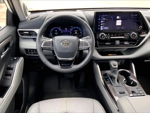 Used 2026 Toyota Highlander Platinum image 6