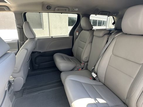 Used 2020 Toyota Sienna XLE FWD image 37