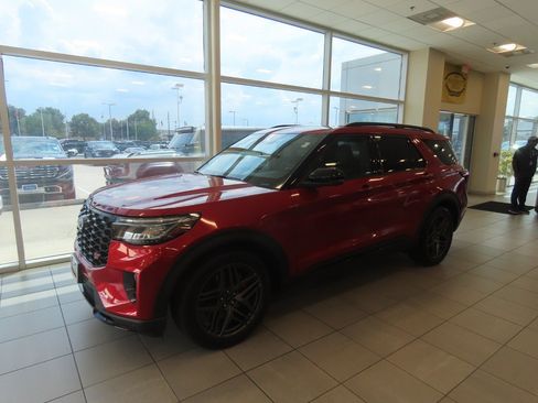 Used 2025 Ford Explorer ST AWD/4WD image 2