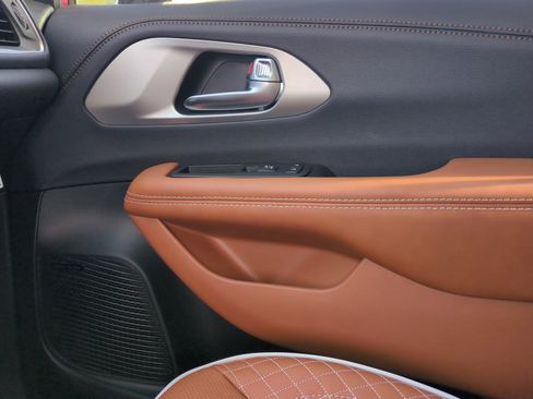 New 2026 Chrysler Pacifica Pinnacle image 16