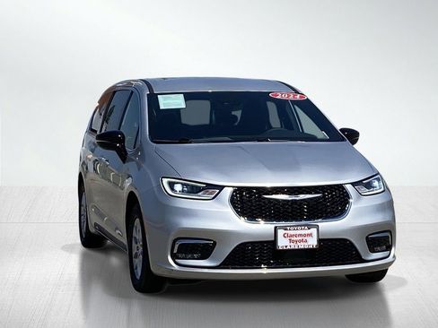 Used 2024 Chrysler Pacifica Touring FWD image 13