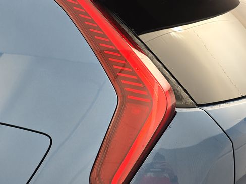 Used 2023 Kia Niro EX FWD image 33