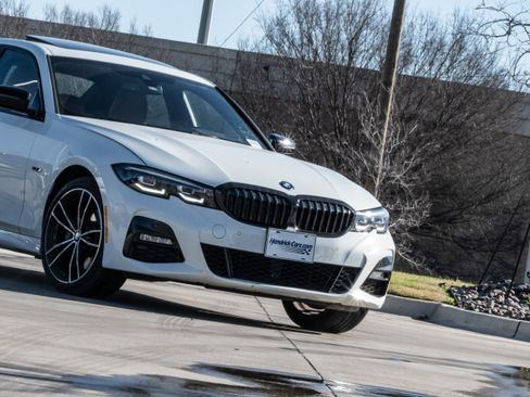 Used 2022 BMW 330e w/ M Sport Package image 5