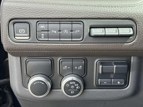 Used 2021 GMC Yukon Denali w/ Denali Premium Package image 23