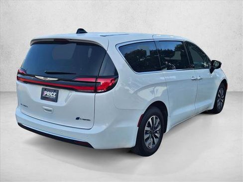 Used 2023 Chrysler Pacifica Touring-L FWD image 5
