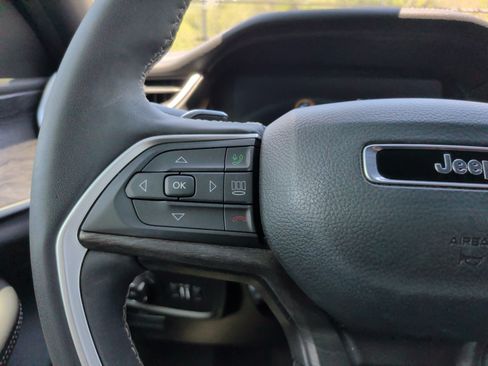 Used 2025 Jeep Grand Cherokee Limited w/ Luxury Tech Group II RWD image 22