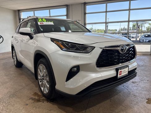 Certified 2026 Toyota Highlander Limited AWD/4WD image 4