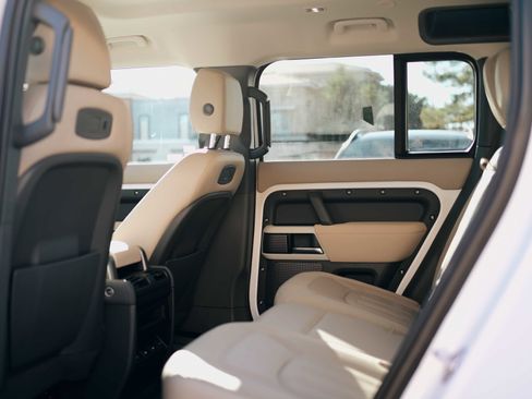 Used 2020 Land Rover Defender 110 SE image 12