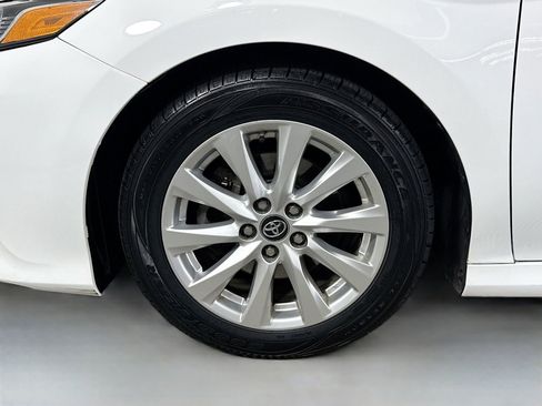 Used 2018 Toyota Camry LE image 28