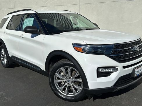Certified 2022 Ford Explorer XLT w/ Equipment Group 202A image 1