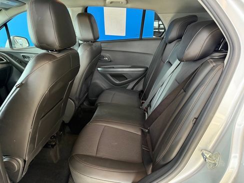 Used 2020 Chevrolet Trax LT w/ LT Convenience Package FWD image 12