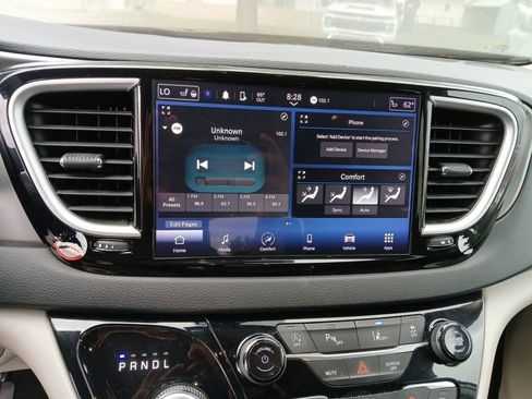 Used 2024 Chrysler Pacifica Touring-L image 21