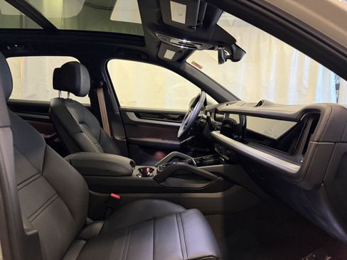 Used 2025 Porsche Cayenne S image 16
