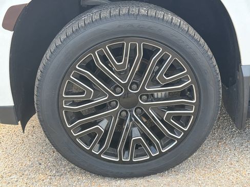 Used 2022 GMC Yukon SLT w/ SLT Premium Package image 10