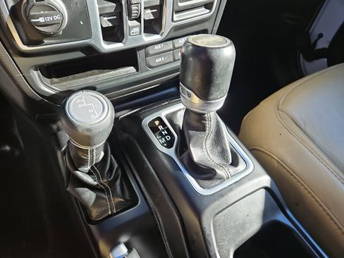 Used 2018 Jeep Wrangler Unlimited Sahara image 26