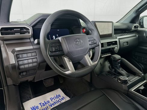 Used 2025 Toyota Tacoma TRD Off-Road image 9