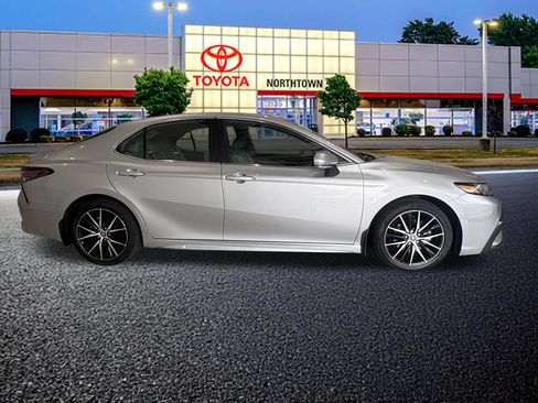 Used 2024 Toyota Camry SE AWD/4WD image 4