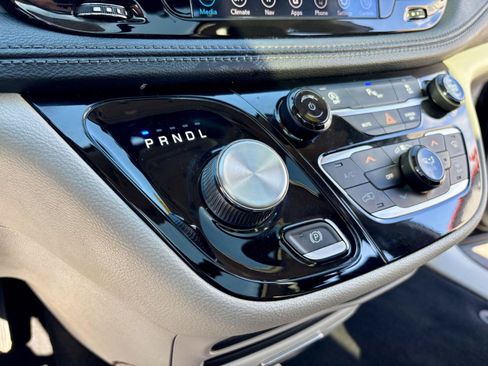 Used 2020 Chrysler Pacifica Limited FWD image 28