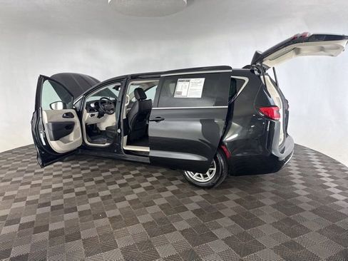 Used 2023 Chrysler Pacifica Touring-L FWD image 16