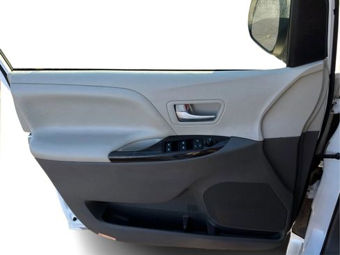 Used 2019 Toyota Sienna XLE Premium AWD/4WD image 26