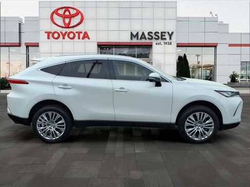 Used 2024 Toyota Venza XLE image 2