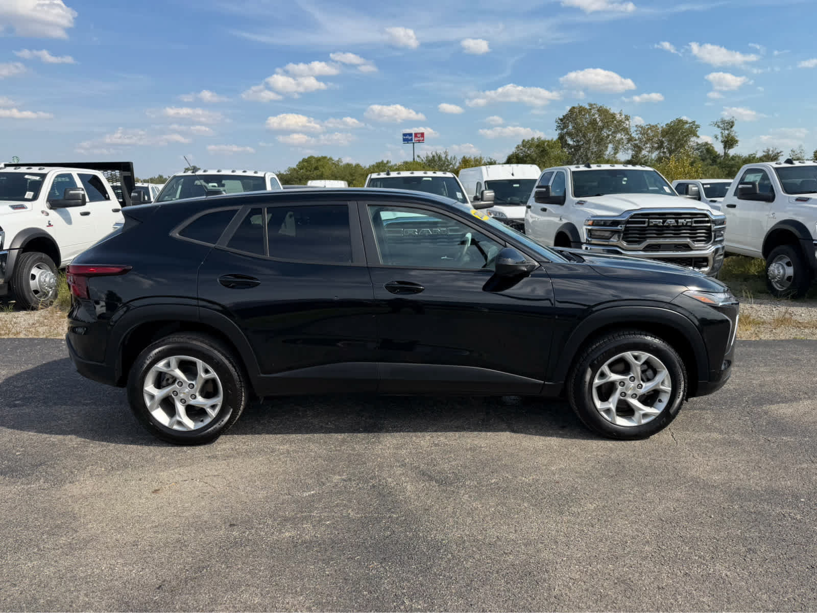 Used 2024 Chevrolet Trax LS w/ LS Convenience Package FWD image 4