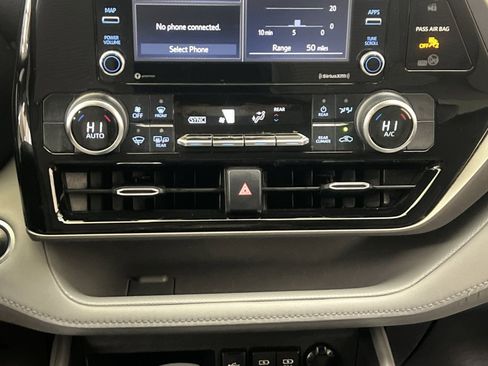 Used 2020 Toyota Highlander L image 19