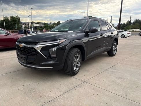 Used 2024 Chevrolet Trax LT FWD image 1