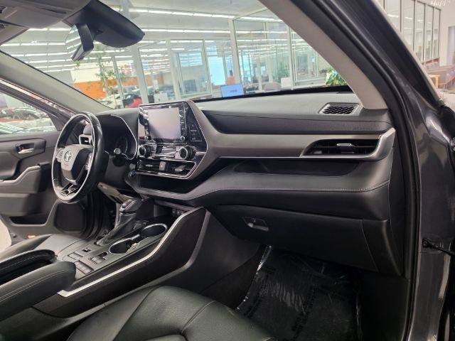 Used 2020 Toyota Highlander XLE AWD/4WD image 9