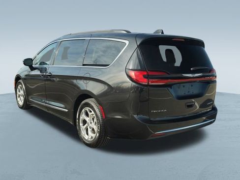 Used 2023 Chrysler Pacifica Limited image 5