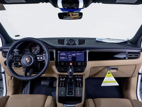 Certified 2025 Porsche Macan image 11