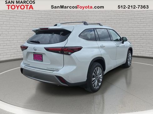New 2026 Toyota Highlander Platinum image 5