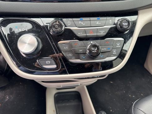 Used 2024 Chrysler Pacifica Touring-L image 20