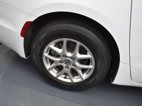Used 2023 Chrysler Pacifica Touring-L FWD image 24