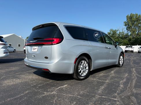 Used 2024 Chrysler Pacifica Touring-L FWD image 3