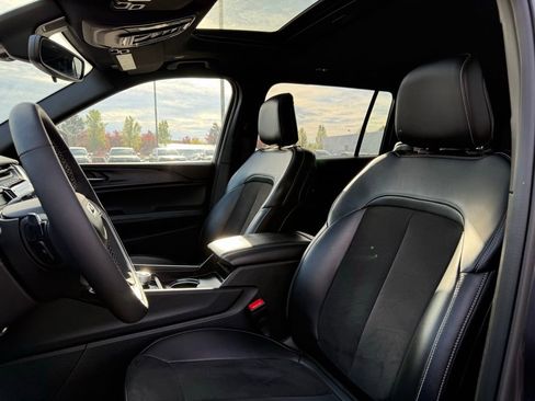 Used 2024 Jeep Grand Cherokee L Laredo image 9