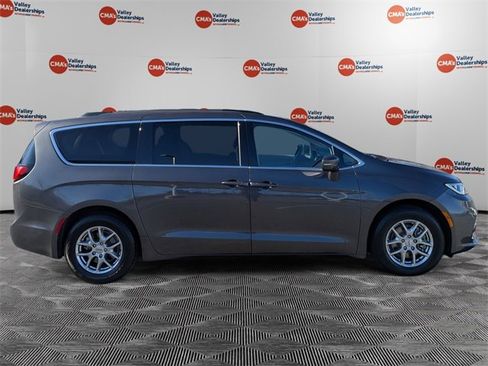 Used 2021 Chrysler Pacifica Touring image 4